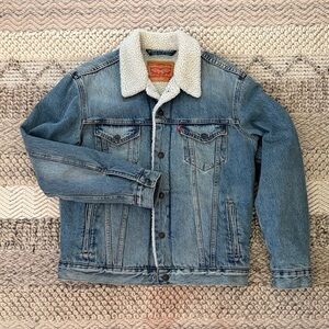 LIKE NEW! Levi's Light Blue Sherpa Lined Denim Jacket Button Up Long Sleeve